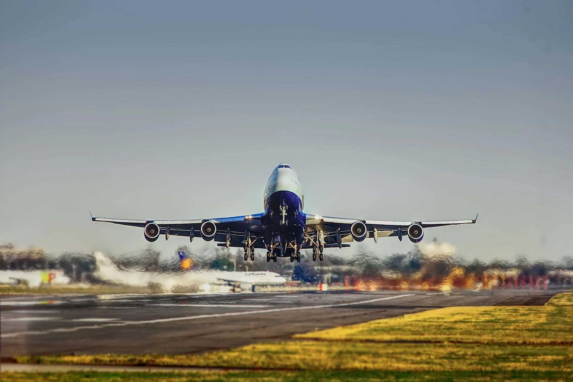Biogás quer decolar como combustível de aviação. Na imagem: Avião decolando sob céu levemente nublado (Foto: Bilal EL-Daou/Pixabay)