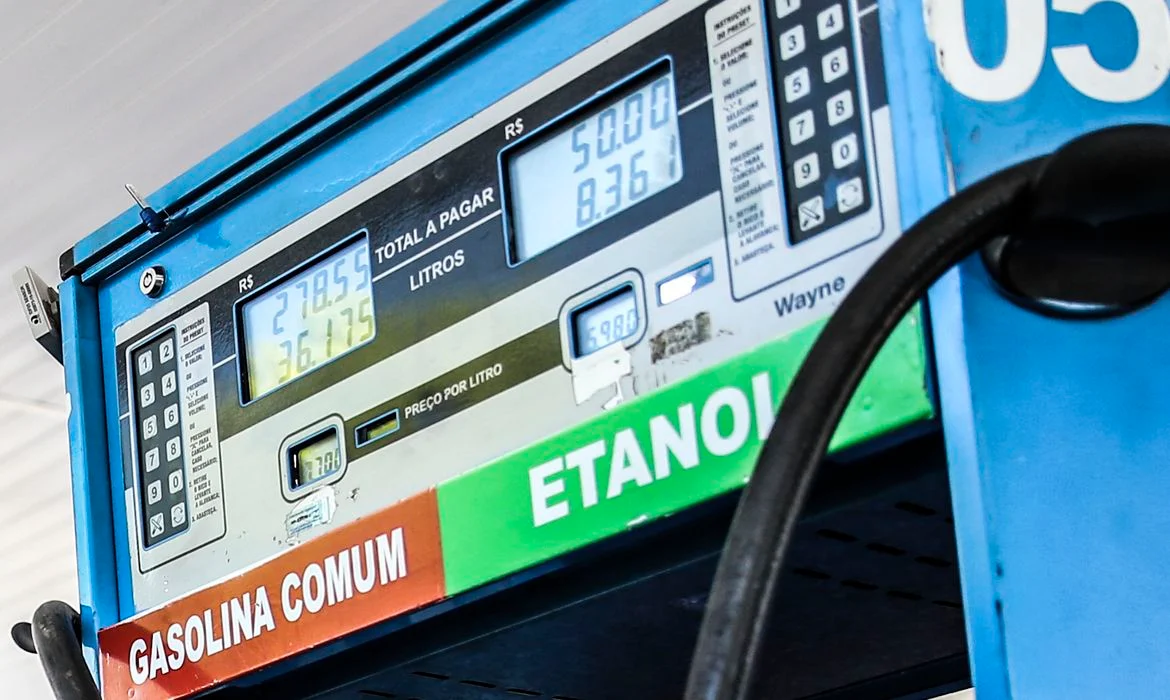 ICMS fixo da gasolina é reduzido em 24 centavos. Na imagem: Visor digital em bomba de abastecimento de gasolina e etanol, na cor azul, em posto de combustíveis (Foto: José Cruz/Agência Brasil)