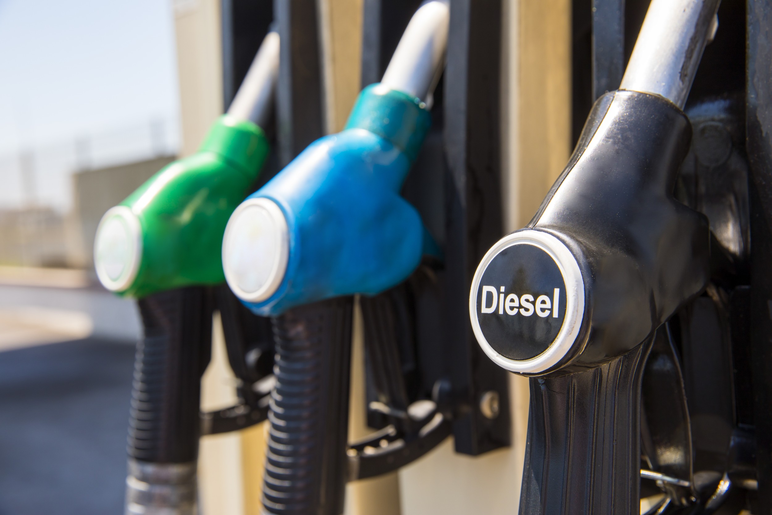 Produtores defendem rastreabilidade da cadeia de biodiesel para garantir qualidade. Na imagem: Bomba de abastecimento de óleo diesel, na cor preta; ao lado de outras nas cores azul e verde