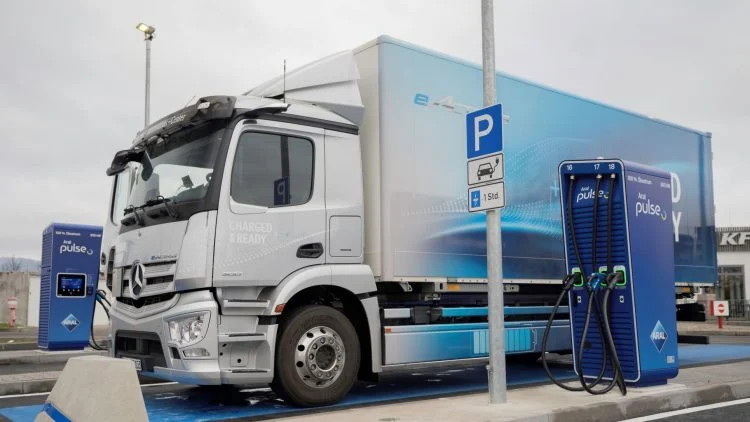 Indústria de combustíveis protesta contra novas regras da UE para veículos pesados. Na imagem: Caminhão elétrico conectado a carregador em estação da bp com capacidade para atender mais de 20 caminhões, por carregador, por dia (Foto: Divulgação/bp)