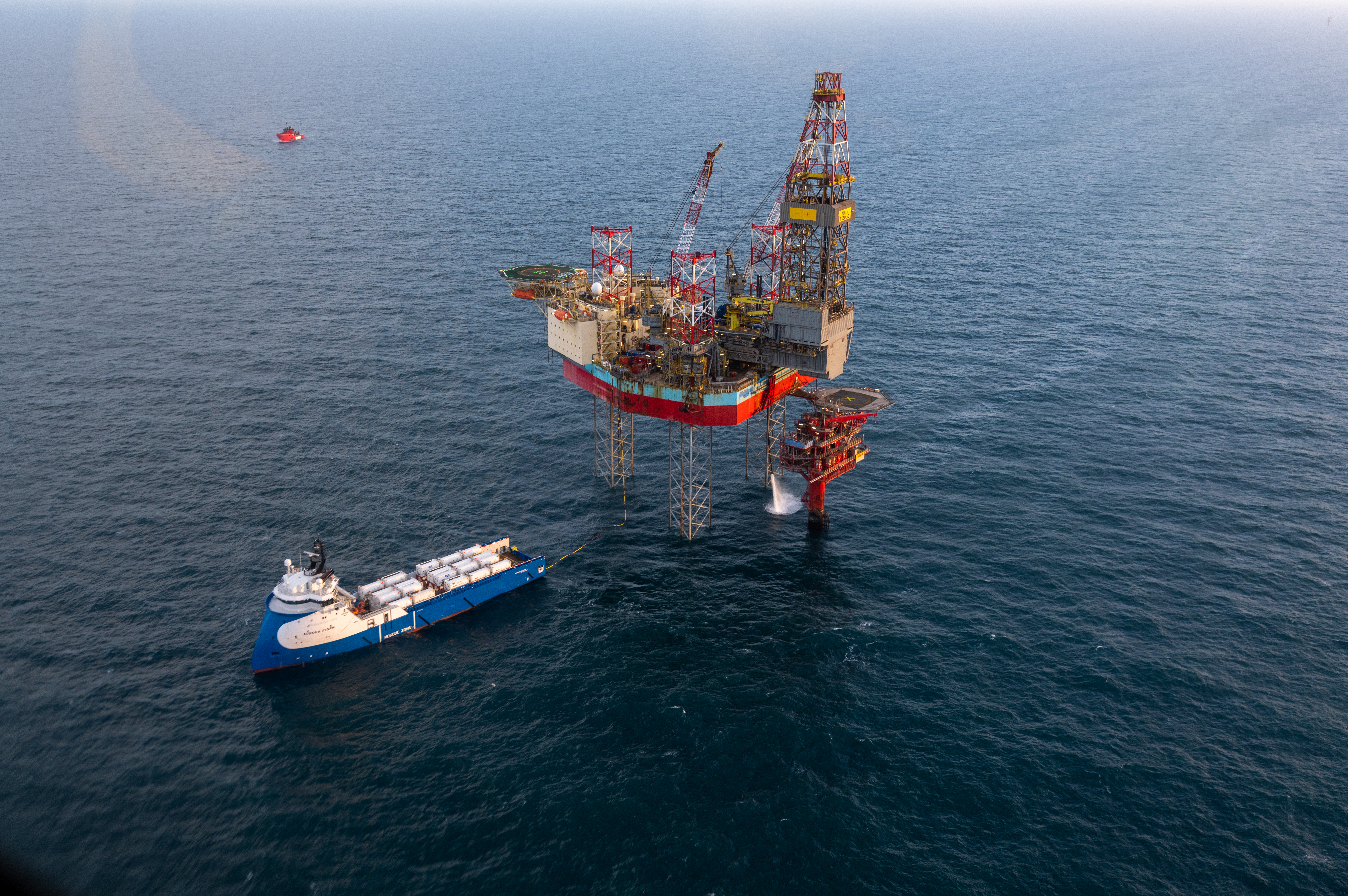 Começa o armazenamento de CO2 no Mar do Norte. Na imagem: FPSO para exploração offshore de petróleo e embarcação de abastecimento de plataformas (Foto: Divulgação Ineos)