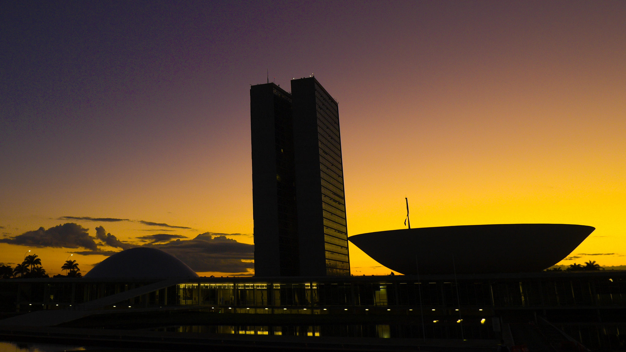 Imposto de combustíveis volta para as mãos do Congresso. Na imagem: Fachada do Congresso Nacional, em Brasília, durante o amanhecer (Foto: Pedro França/Agência Senado)