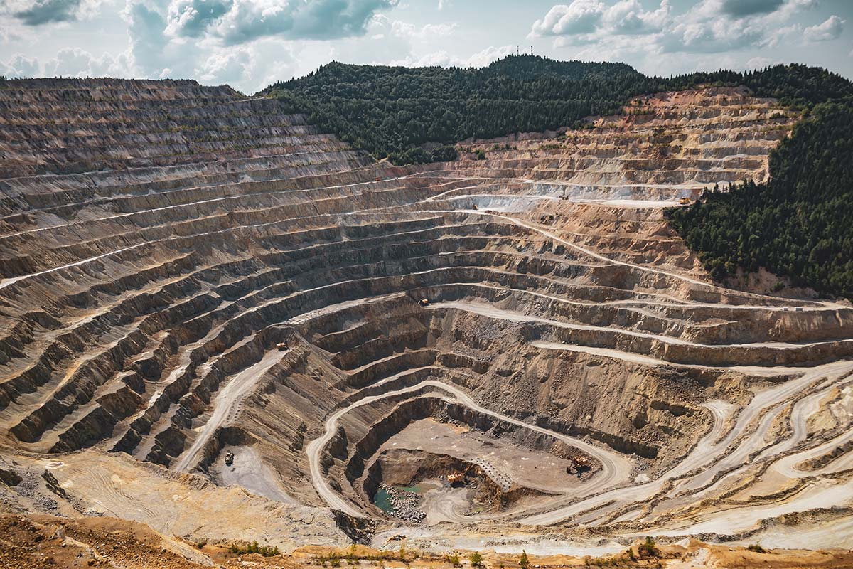 A transição energética e a nova Era dos Metais. Na imagem: Vista aérea de mina de lítio. Escavação em níveis, com grande profundidade (Foto: Eddy Pump/Divulgação)