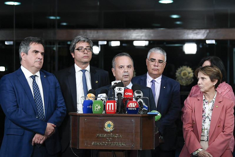 Senador Rogério Marinho (PL/RN) fala à imprensa: partido entrou com ação no STF pedindo a suspensão imediata da cobrança de 9,2% sobre exportações de óleo cru (Roque de Sá/Agência Senado)