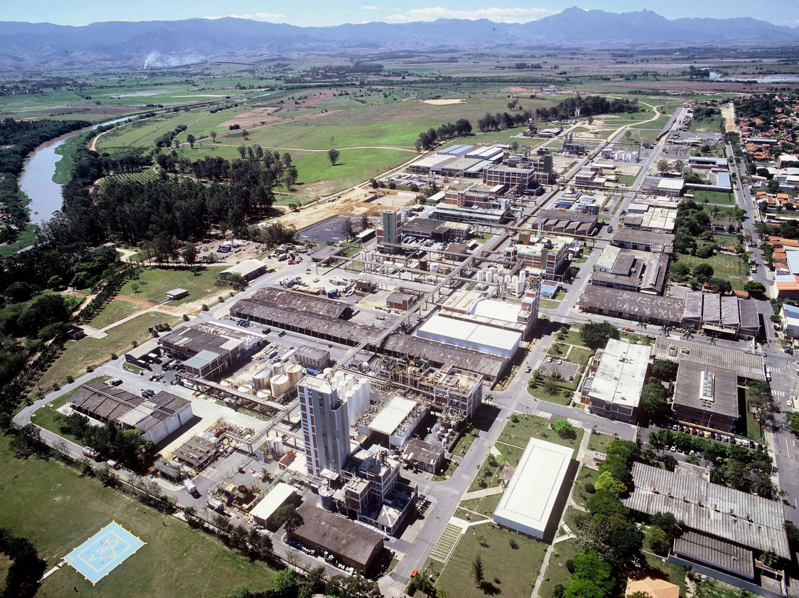 Gás na agenda regulatória. Na imagem: Vista aérea de complexo industrial; Principal unidade de produção da BASF na América do Sul, com 12 fábricas, em Guaratinguetá (SP), no centro industrial entre SP, MG e RJ (Foto: Divulgação)