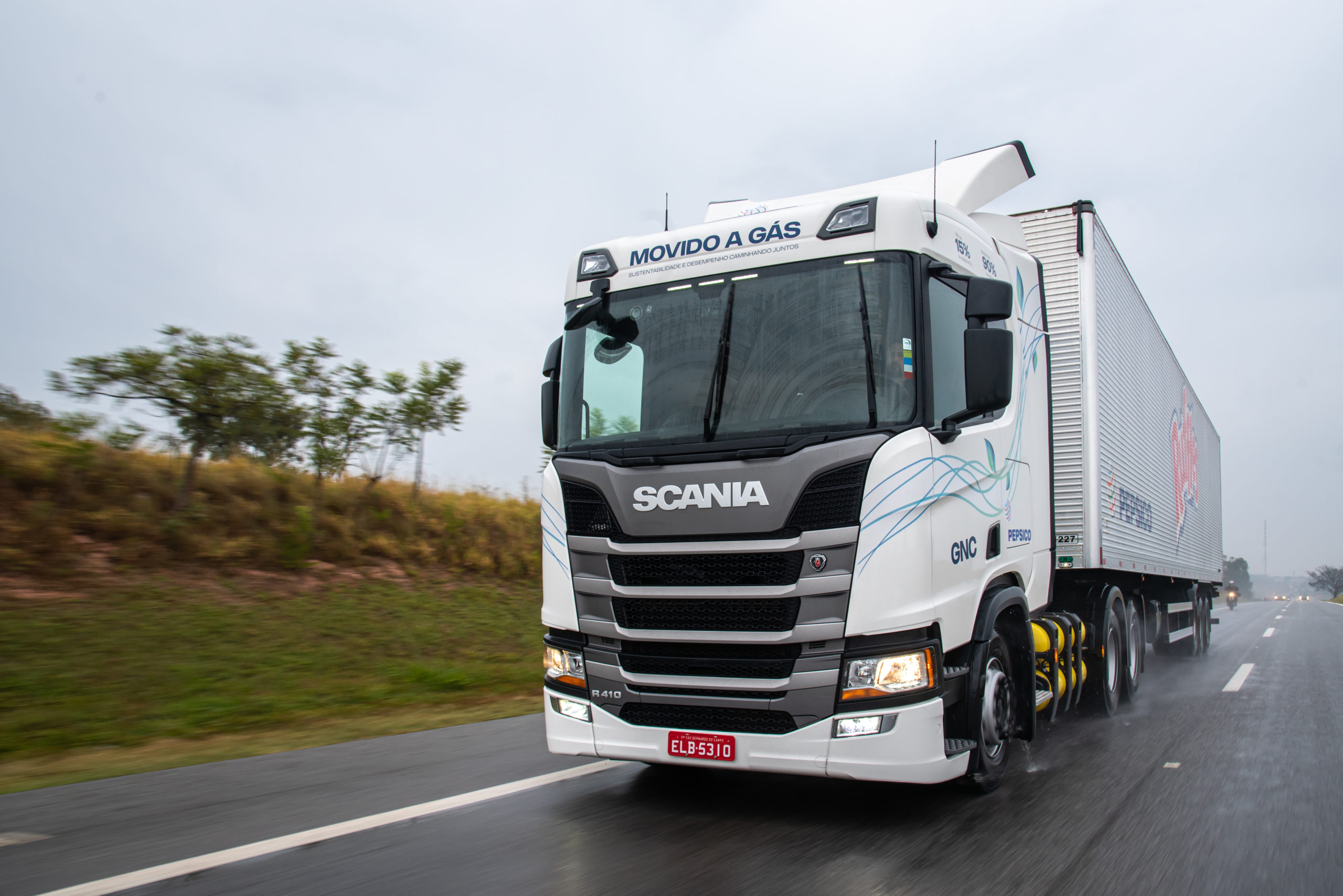 De olho no biometano, Scania ampliará oferta de caminhões a gás no Brasil. Na imagem: Caminhão da Scania em operação da Pepsico (Foto: Divulgação/Scania)