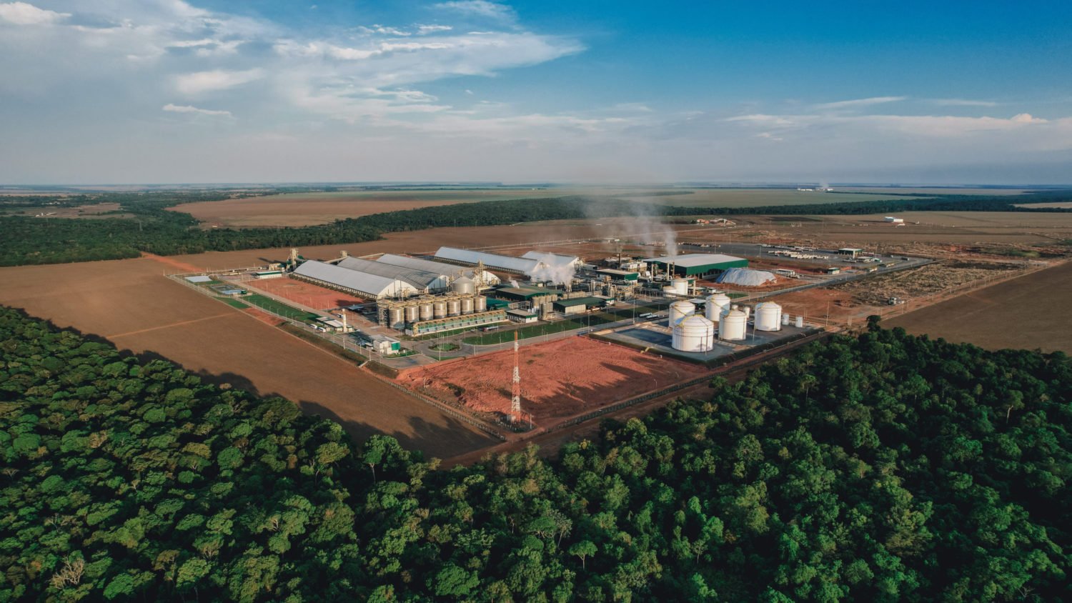BECCS: Biomassa com captura de carbono na descarbonização brasileira. Na imagem: Vista aérea das instalações e tanques de armazenamento na usina de etanol de milho da FS, em Sorriso, no Mato Grosso (Foto: Divulgação FS Bioenergia)