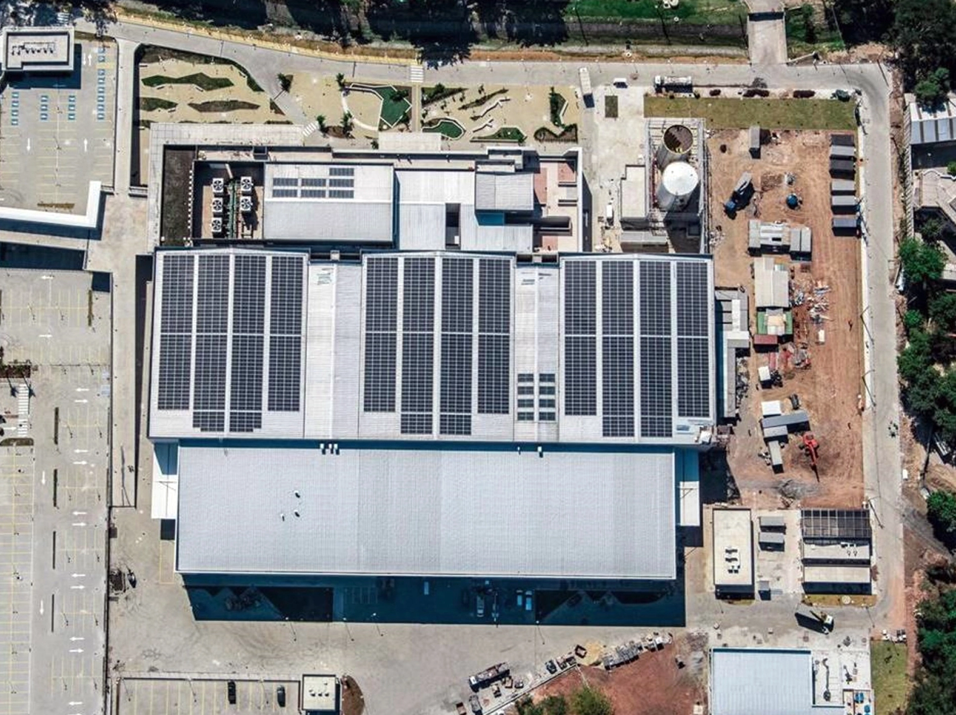 Mercado Livre avança e consumidor que estava no limbo é beneficiado. Na imagem: Foto aérea de usina solar fotovoltaica construída pela EDP para a Globo, em Recife (Foto: Divulgação/EDP)