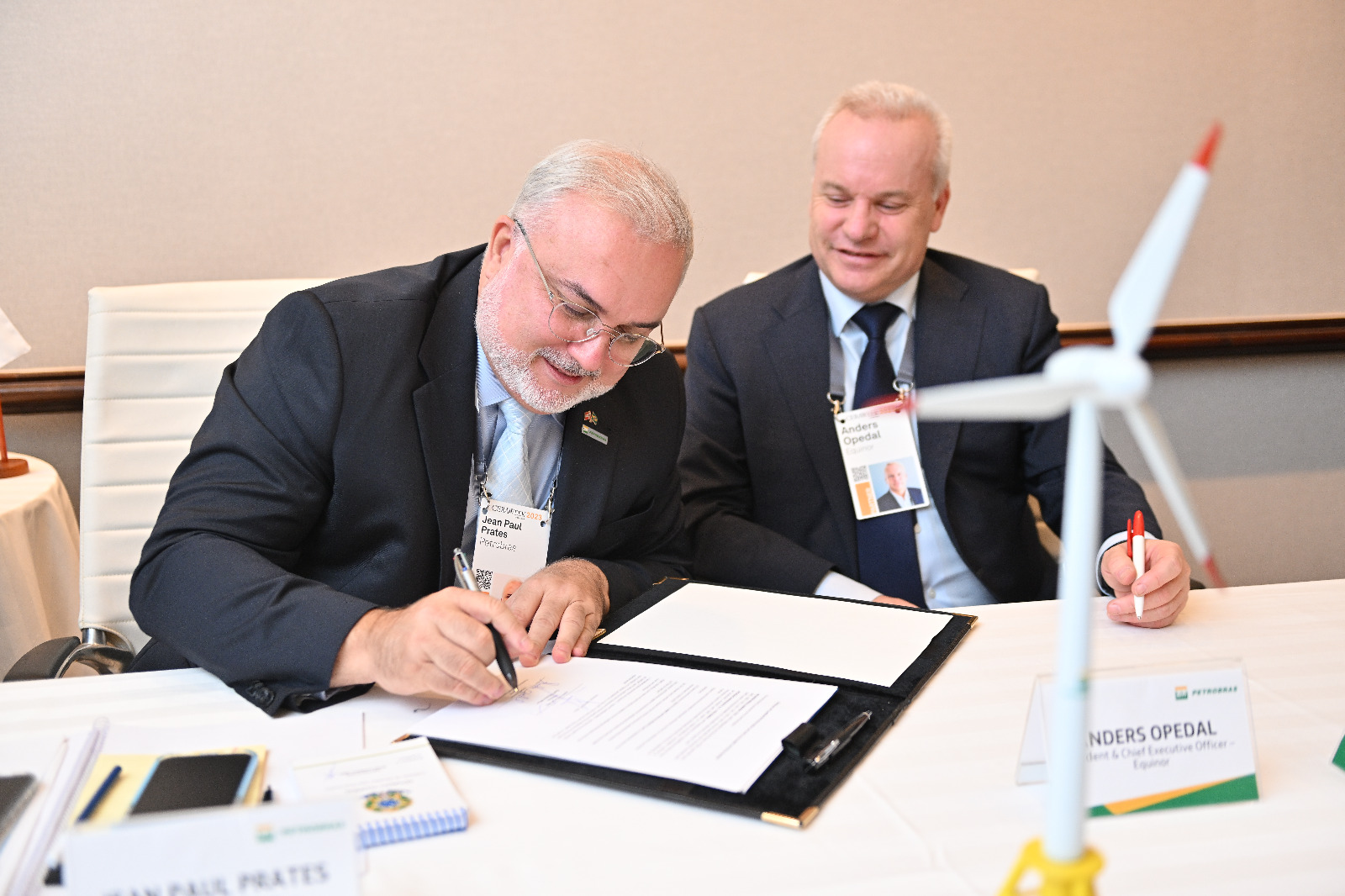 CEOs da Petrobras, Jean Paul Prates, e Equinor, Anders Opedal. assinam acordo para ampliar parceria em eólica offshore (Foto: Gustavo Galbatto)