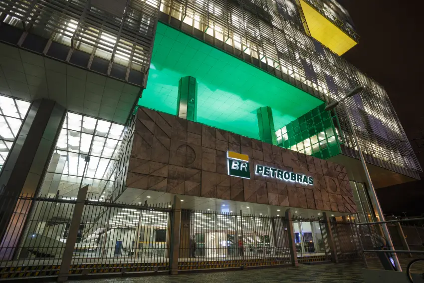 Os próximos passos do conselho de administração da Petrobras. Na imagem: Fachada da sede da Petrobras (Edise), no Rio de Janeiro; iluminação do prédio em verde e amarelo (Foto: Flávio Emanuel/Agência Petrobras)