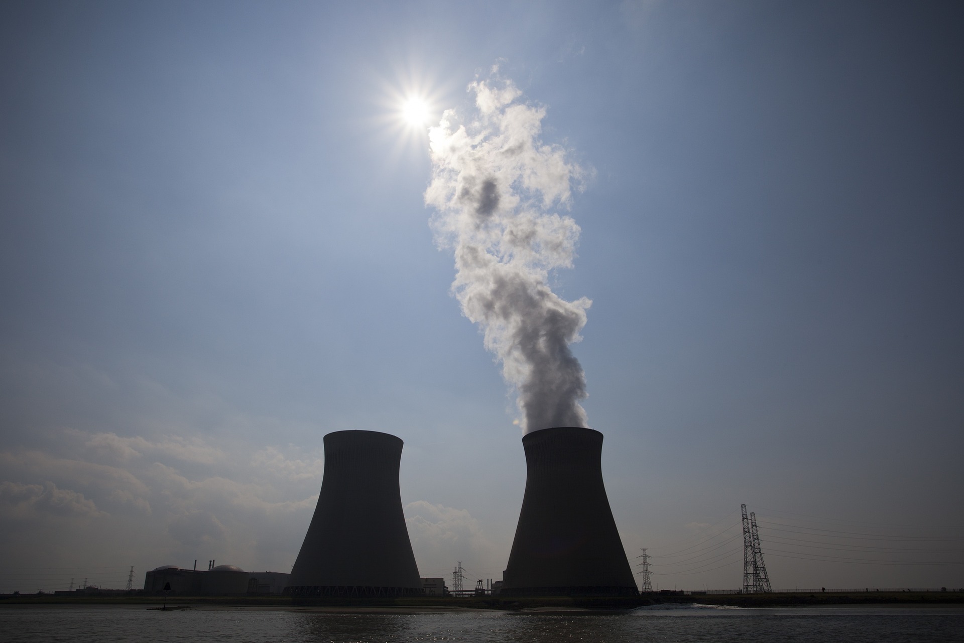 Até 800 GW de energia nuclear nova podem ser necessários para net zero, diz relatório. Na imagem: Usina de energia nuclear (Foto: Pixabay)