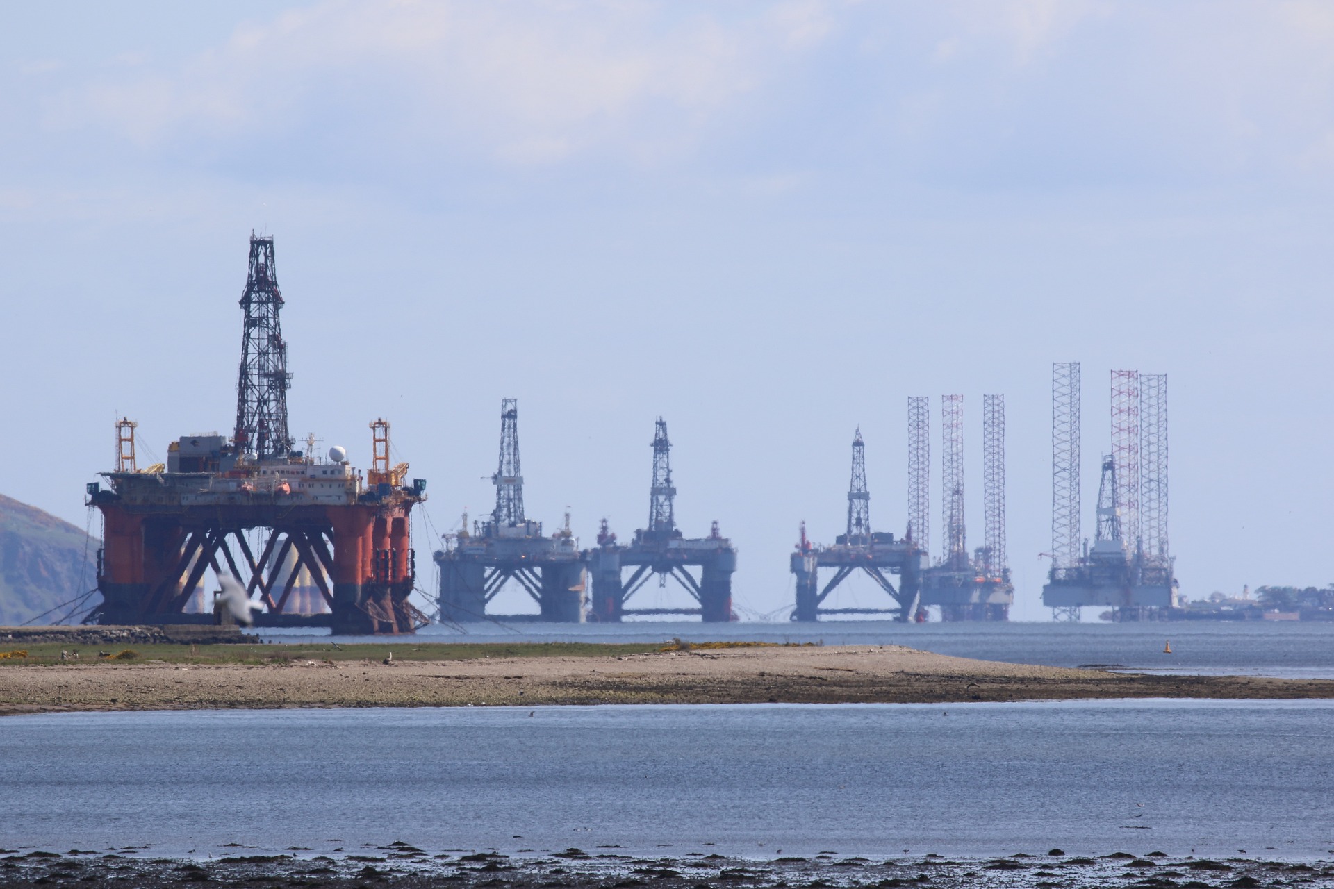 Investidores sugerem restringir novos negócios em upstream. Na imagem: Plataformas para exploração offshore de petróleo e gás (Foto: Elliott Day/Pixabay)