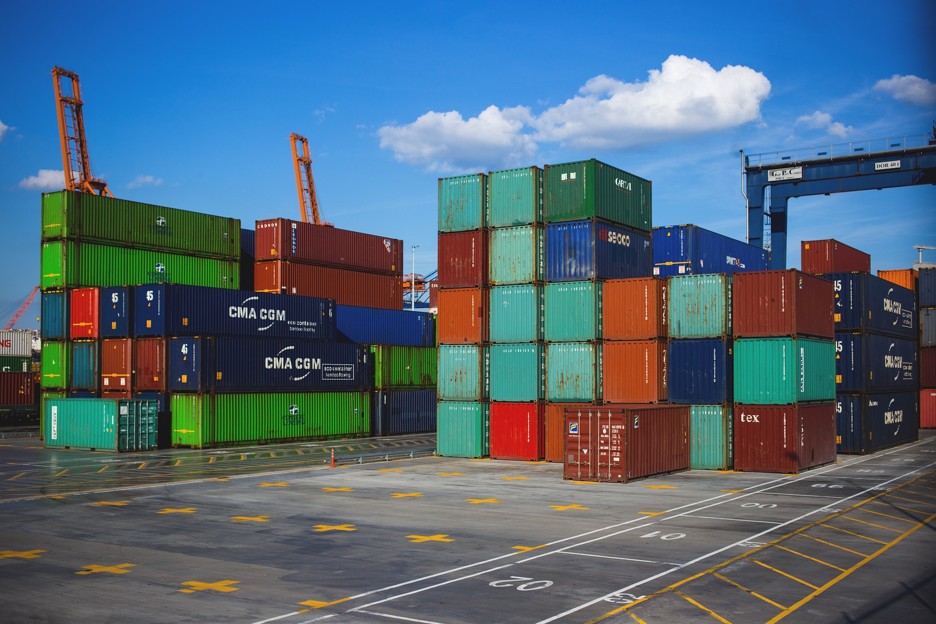 Comércio verde movimentou quase US$ 2 trilhões em 2022. Na imagem: Containers de diversas cores empilhados em cais de porto (Foto: Pixabay)