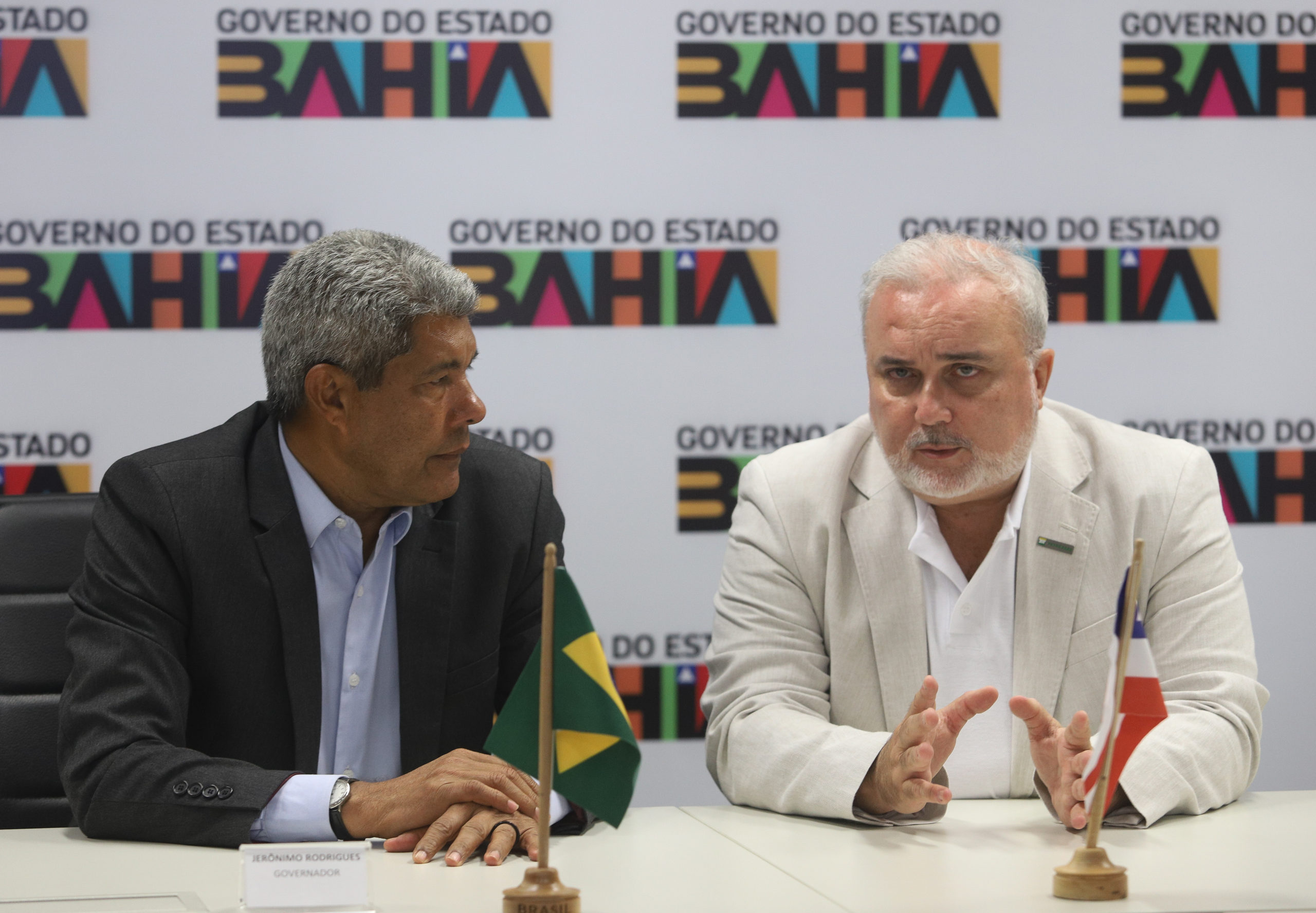 O novo mapa da Petrobras no Nordeste. Na imagem: Jean Paul Prates se reúne com governador da Bahia, Jerônimo Rodrigues (PT), e prefeitos para tratar da retomada de investimentos no estado (Foto: Agência Petrobras)