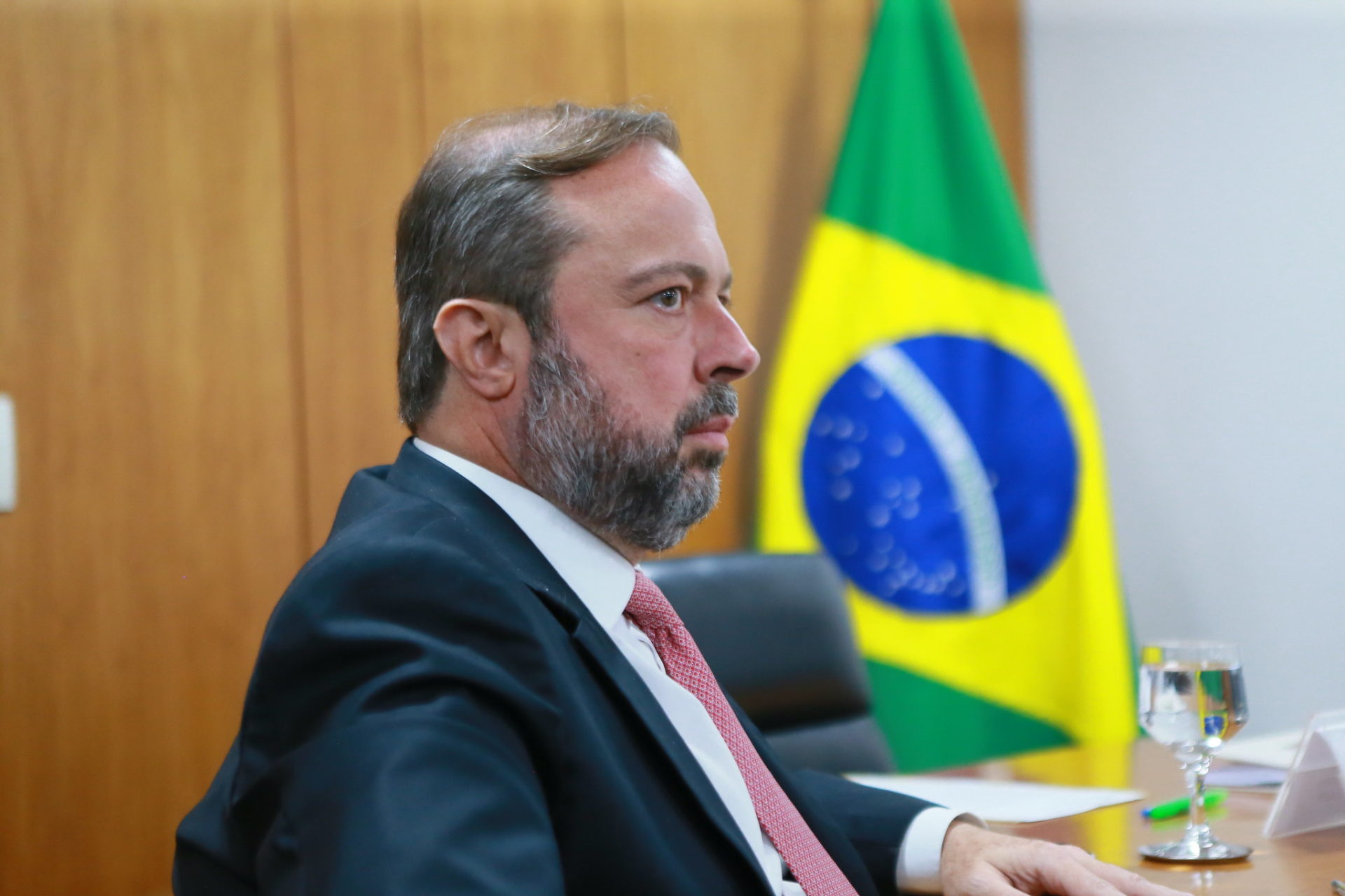 Governo quer discutir PPI da Petrobras em assembleia no fim de abril. Na imagem: Alexandre Silveira, ministro de Minas e Energia, em reunião no Palácio do Planalto (Foto: Tauan Alencar/MME)