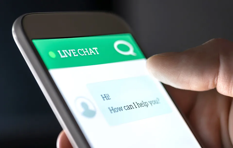 Como a inteligência artificial pode ser boa e ruim para o clima. Na imagem: Tela de celular com os textos "live chat" e "Hi! How can I help You?" (Foto: Getty Images)