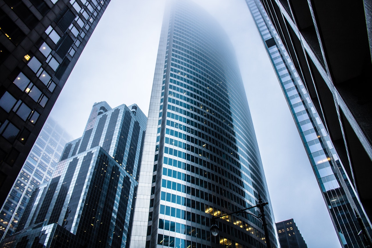 Vale a pena investir em edifícios inteligentes? Na imagem: Edifício-inteligente em metrópole (Foto: Pixabay)