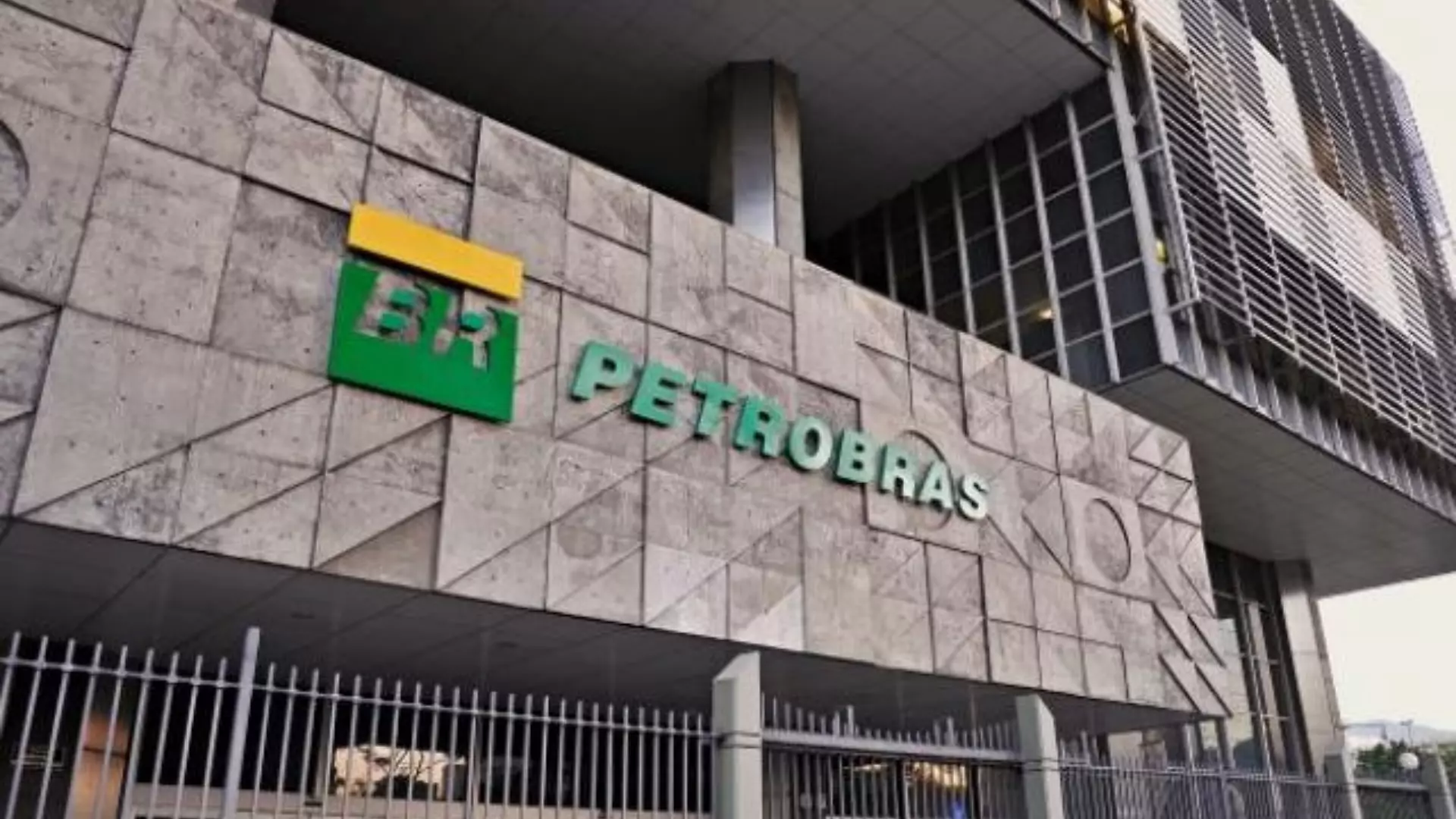 Petrobras diz que não conduz qualquer negociação sobre Braskem. Na imagem: Fachada da Petrobras, na avenida Chile, no Rio de Janeiro (Foto: Reprodução/SBT News)