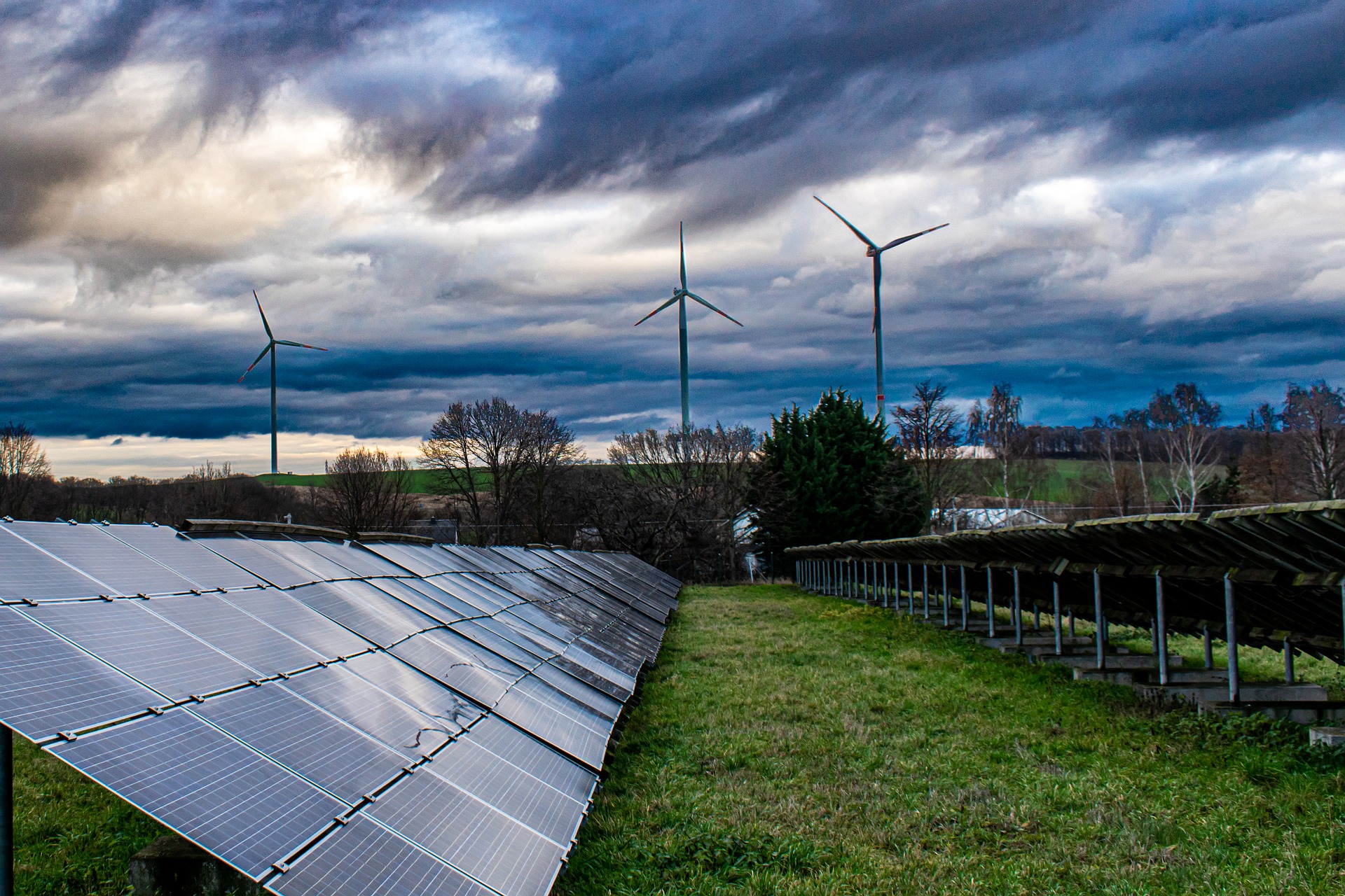 Mercado livre de energia cresce 19% até janeiro, com alta parcela de renováveis. Na imagem: Geração centralizada de energia solar fotovoltaica e eólica onshore (Foto: Cornell Frühauf/Pixabay)