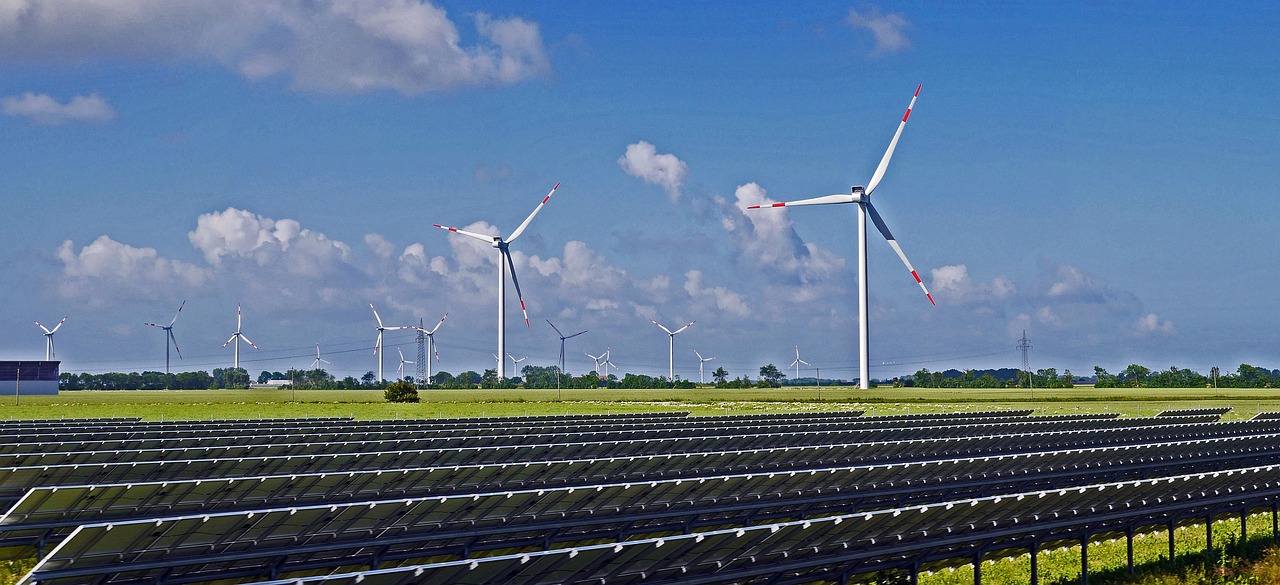 Eneva investe R$ 5,5 milhões em startup de energia renovável, de olho no mercado livre. Na imagem: Parque solar e eólico, ao fundo, em segundo plano (Foto: Erich Westendarp/Pixabay)