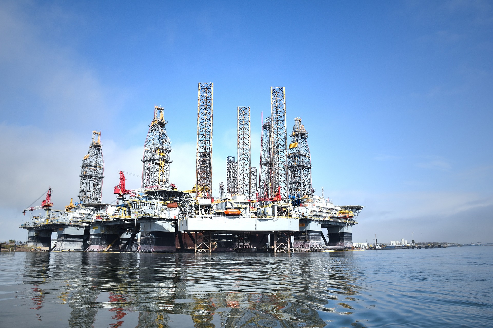 Captura de carbono demandará centenas de novos hubs até 2050. Na imagem: Plataforma de petróleo para exploração offshore (Foto: Anita Stachurski/Pixabay)