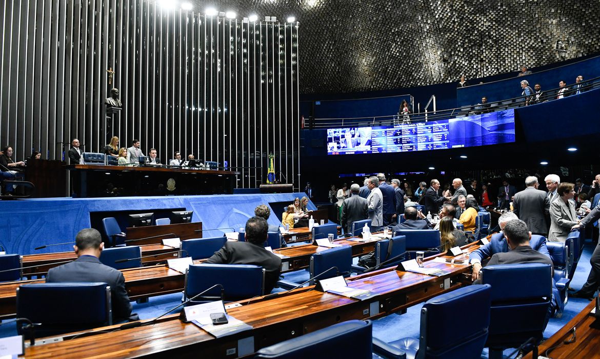 Na imagem: Parlamentares discutem durante sessão no Plenário do Senado Federal (Foto: Roque de Sá/Agência Senado)