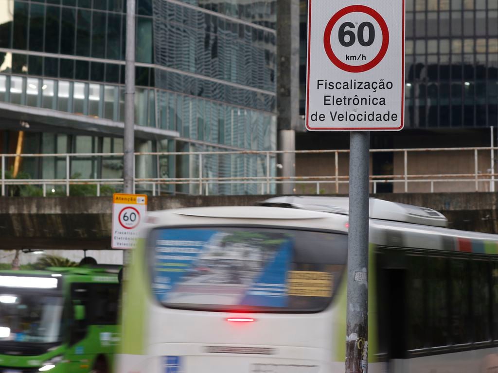 Diesel para transporte público ainda é pendência para reforma do ICMS. Na imagem: Trânsito de ônibus no Centro do Rio de Janeiro (Foto: Fernando Frazão/Agência Brasil)