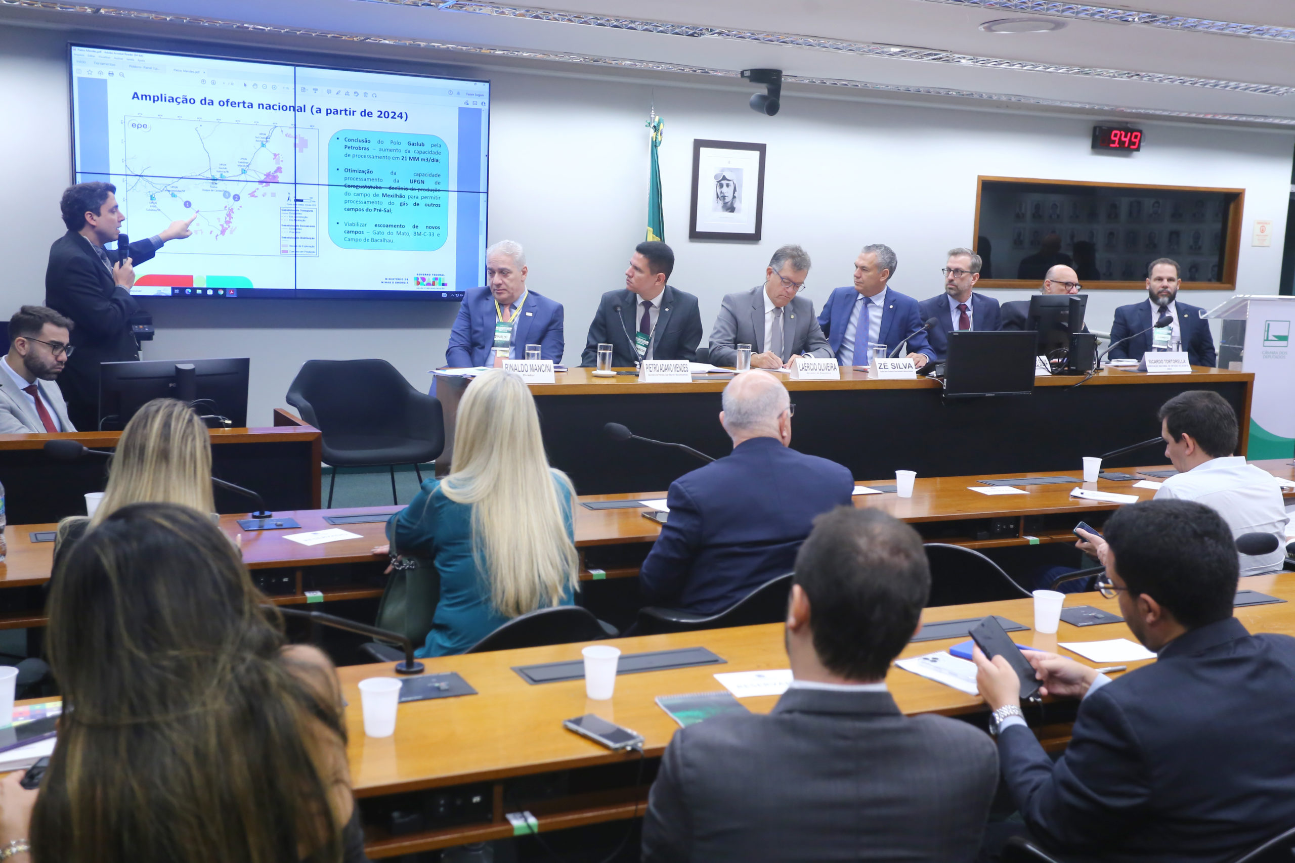 Pietro Mendes (MME) e parlamentares na Câmara dos Deputados, em seminário sobre fertilizantes (foto: Vinicius Loures/Câmara dos Deputados)