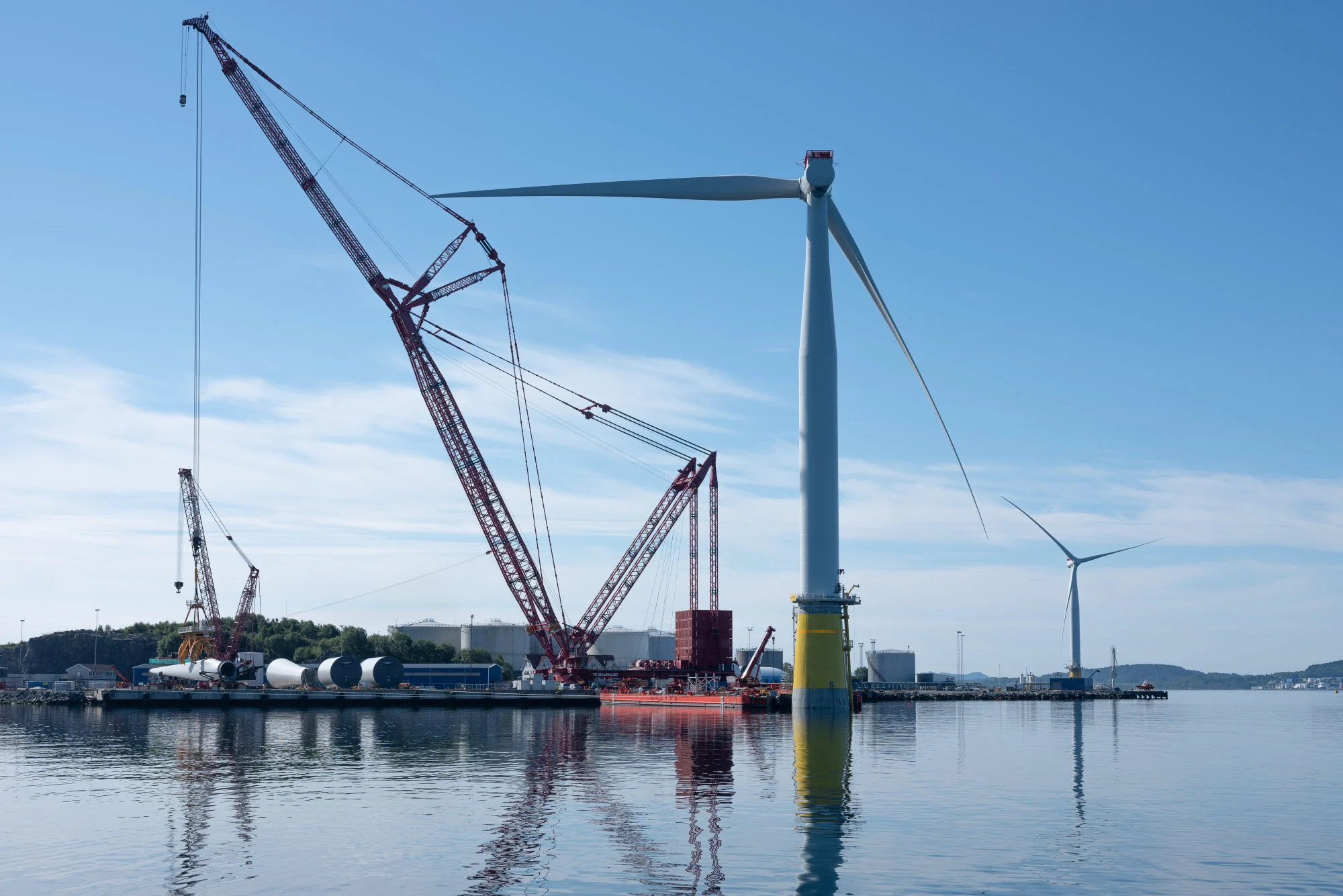 Regulação ambiental da geração de energia eólica offshore. Na imagem: Hywind Tampen sendo montado na Base Wergeland em Gülen. As turbinas prontas flutuam em Fensfjorden, antes de serem rebocadas para o campo (Foto Ole Jørgen Bratland_Equinor)