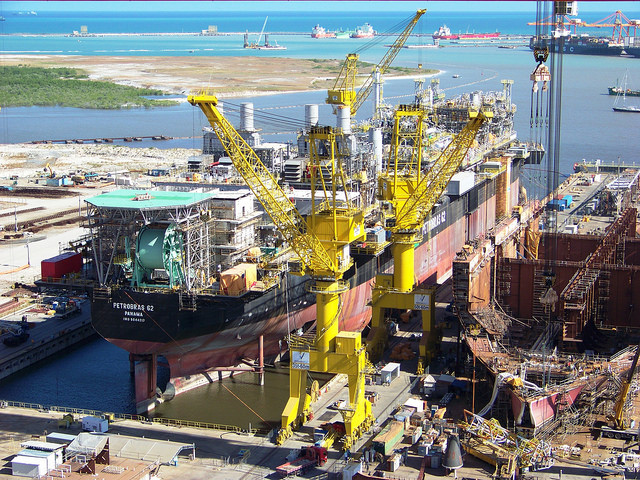 BNDES avalia critérios ambientais para financiar embarcações para óleo e gás. Na imagem: Plataforma P-62, construída no estaleiro Atlântico Sul, em Pernambuco (Foto: Divulgação)
