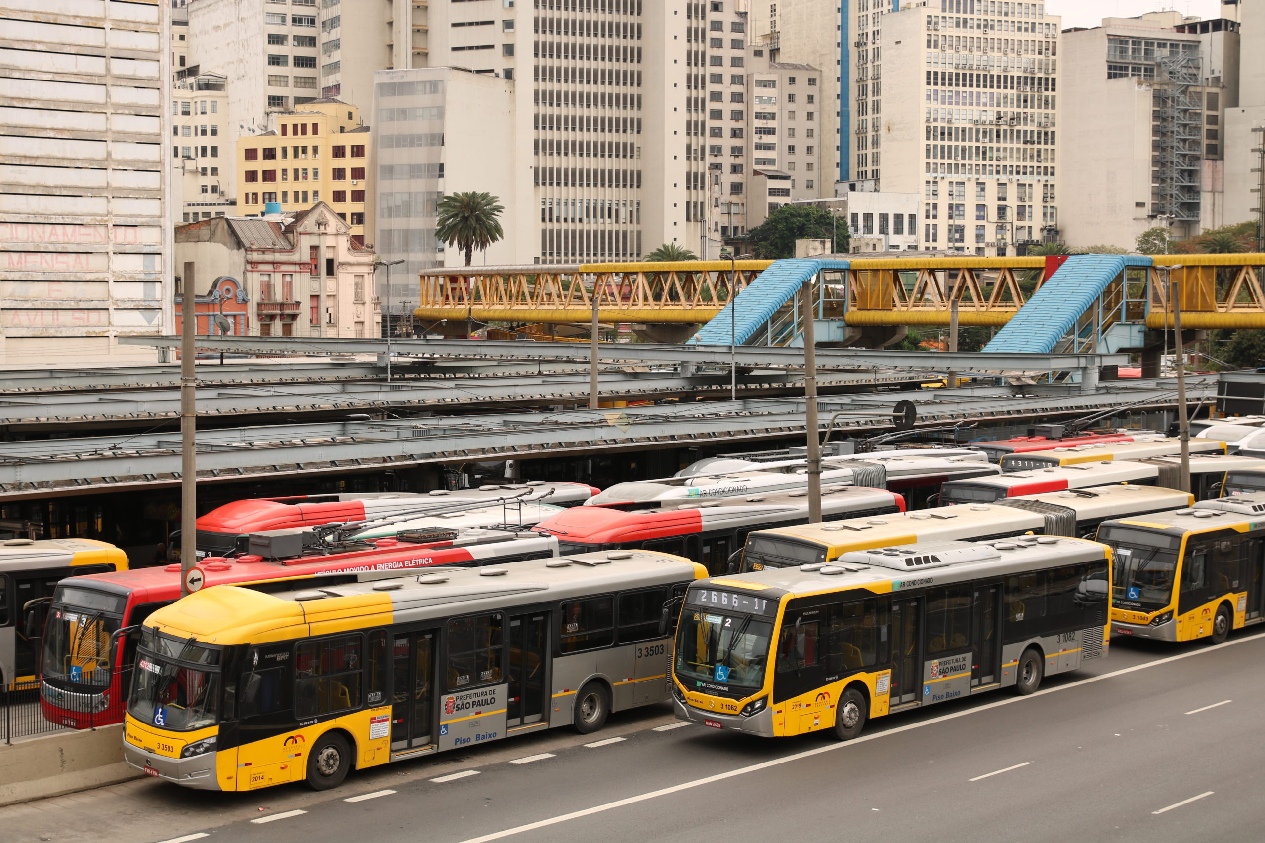 São Paulo terá mais de 2 mil ônibus elétricos no transporte da capital. Na imagem: Ônibus a diesel estacionados no terminal Parque Dom Pedro II (Foto: Rovena Rosa/Agência Brasil)