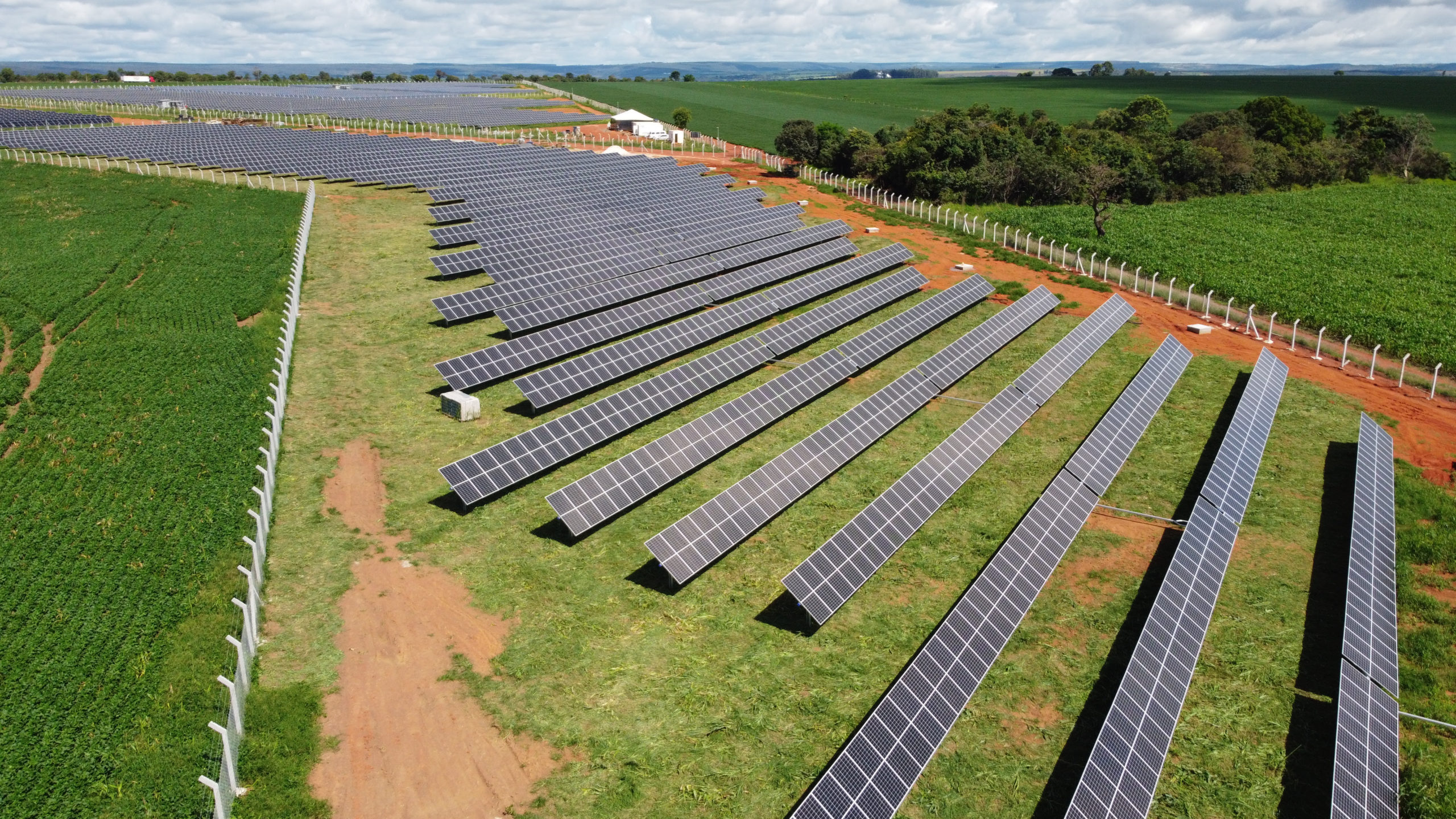 LUZ expande fornecimento de energia solar compartilhada para Brasília. Na imagem: Fazenda solar da LUZ em Brasília, DF (Foto: Divulgação)