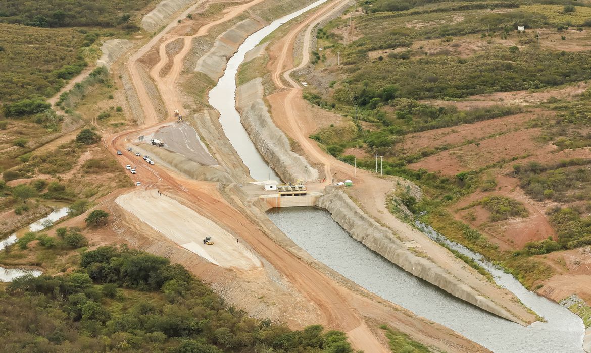 Nota técnica traz critérios para escolha de projetos de infraestrutura. Na imagem: Sobrevoo sobre o canal do rio São Francisco no estado do Ceará (Foto: Isac Nobrega/Agência Brasil)