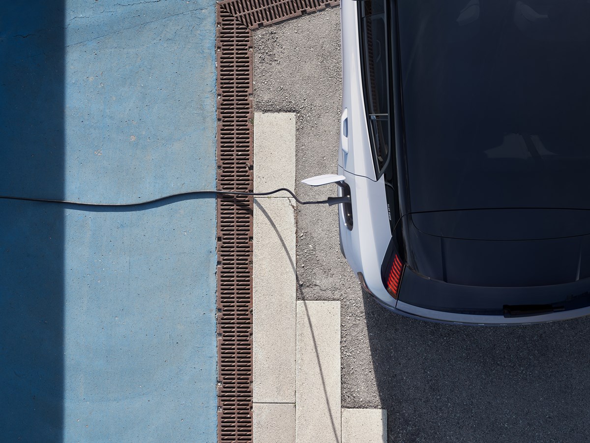 Volvo adota carregadores da Tesla nos EUA, Canadá e México. Na imagem: Veículo modelo SUV conectado a ponto de recarga (Foto: Divulgação Volvo)
