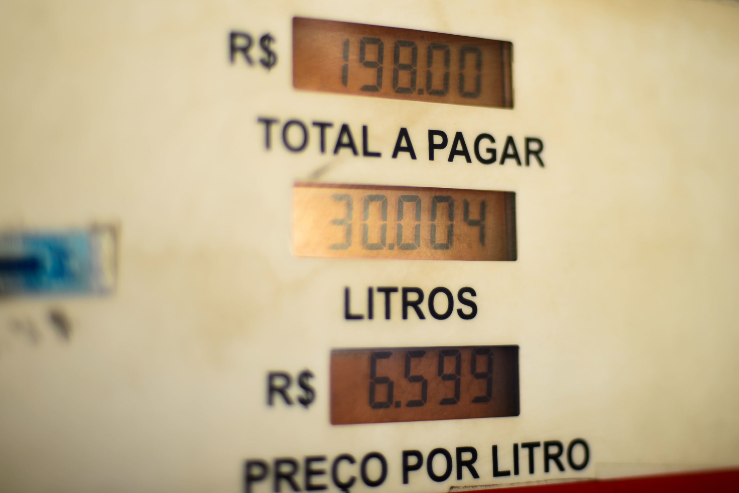 Preço do petróleo atinge o menor nível em dois meses. Na imagem: Marcador eletrônico de bomba de combustíveis com indicação de litragem, preço por litro e total a pagar