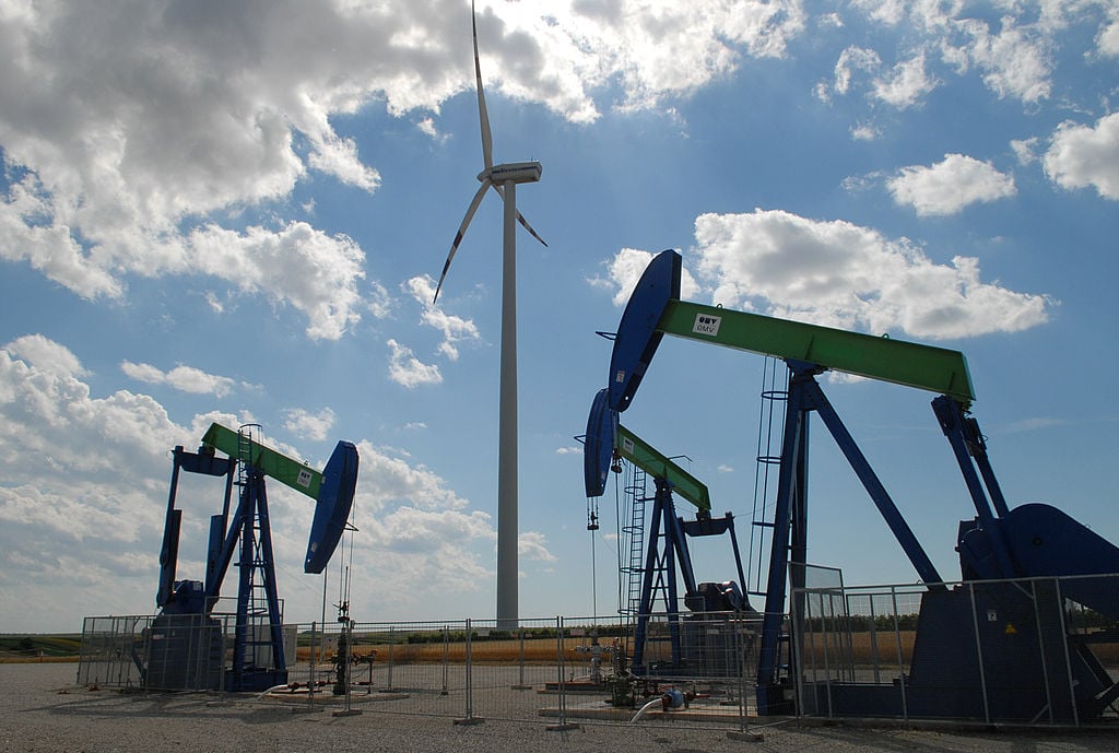 Na imagem: Cavalos-de-pau para exploração onsore de petróleo e turbina eólica (Foto: Wiki Commons)