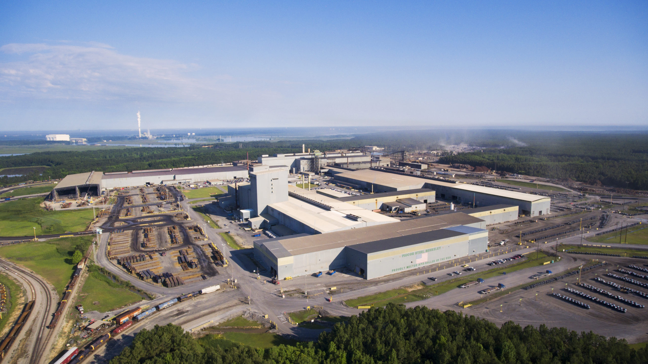 ExxonMobil assina contrato de captura de carbono com produtora de aço nos EUA. Na imagem: Vista aérea de planta da Nucor Steel Berkeley, a divisão de chapas finas de aço da siderúrgica americana Nucor, em Huger, na Carolina do Sul, EUA (Foto: Divulgação/Nucor)