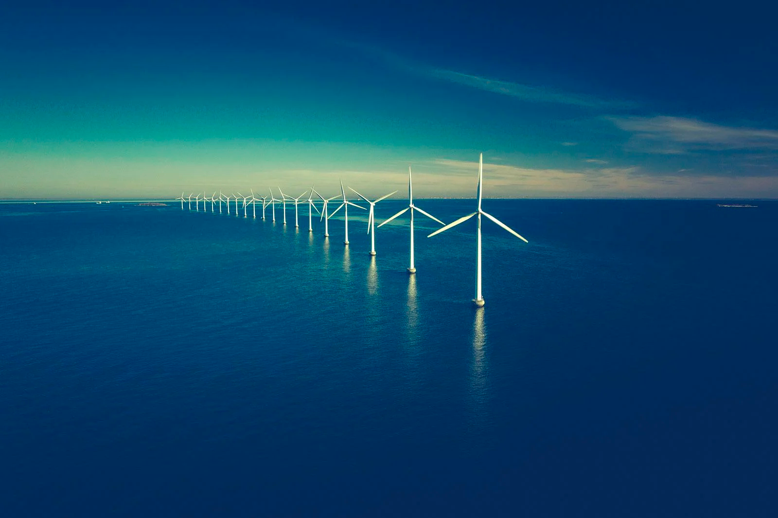 TotalEnergies e Galp fecham parceria para eólicas offshore em Portugal. Na imagem: Aerogeradores de eólica offshore com torres fixadas no leito marinho da costa da Noruega (Foto: Divulgação TotalEnergies)