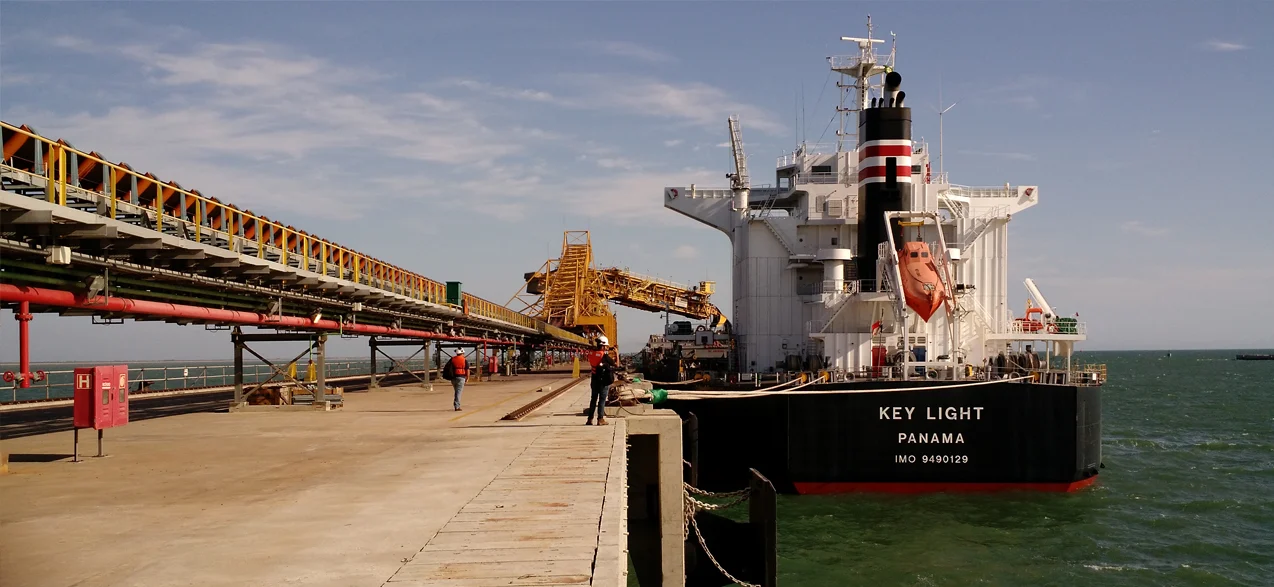 Porto do Açu mira biomassa de cana para produção de metanol verde. Na imagem: Navio cargueiro, de minério no Porto do Açu (Foto: Divulgação)