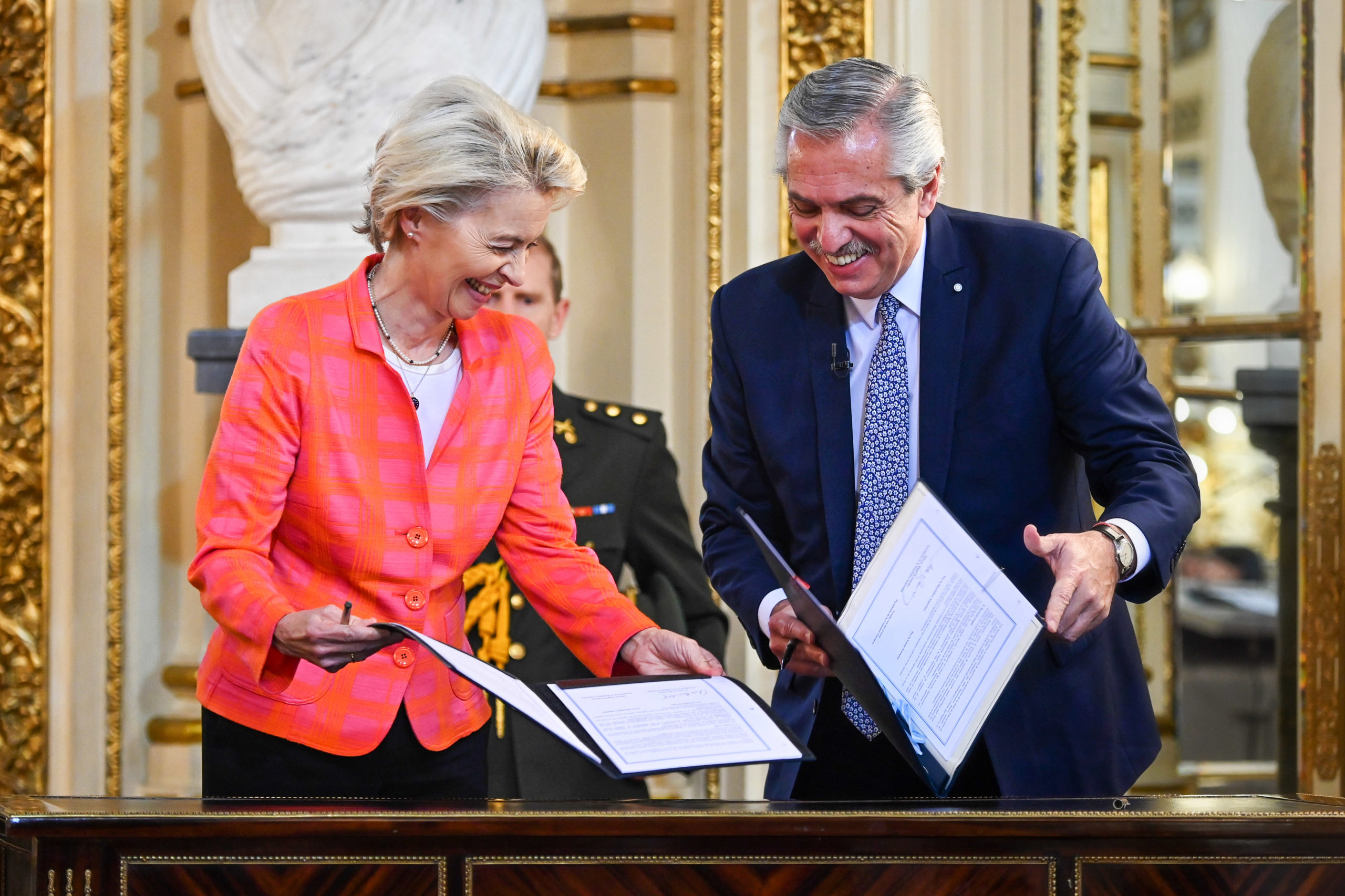 UE e Argentina assinam acordo de matérias-primas com foco em lítio