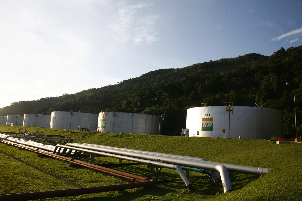 Nova política de preços de combustíveis da Petrobras pode favorecer líderes do mercado. Na imagem: Tanques de armazenamento de combustíveis em planta da Transpetro (Foto: Divulgação)