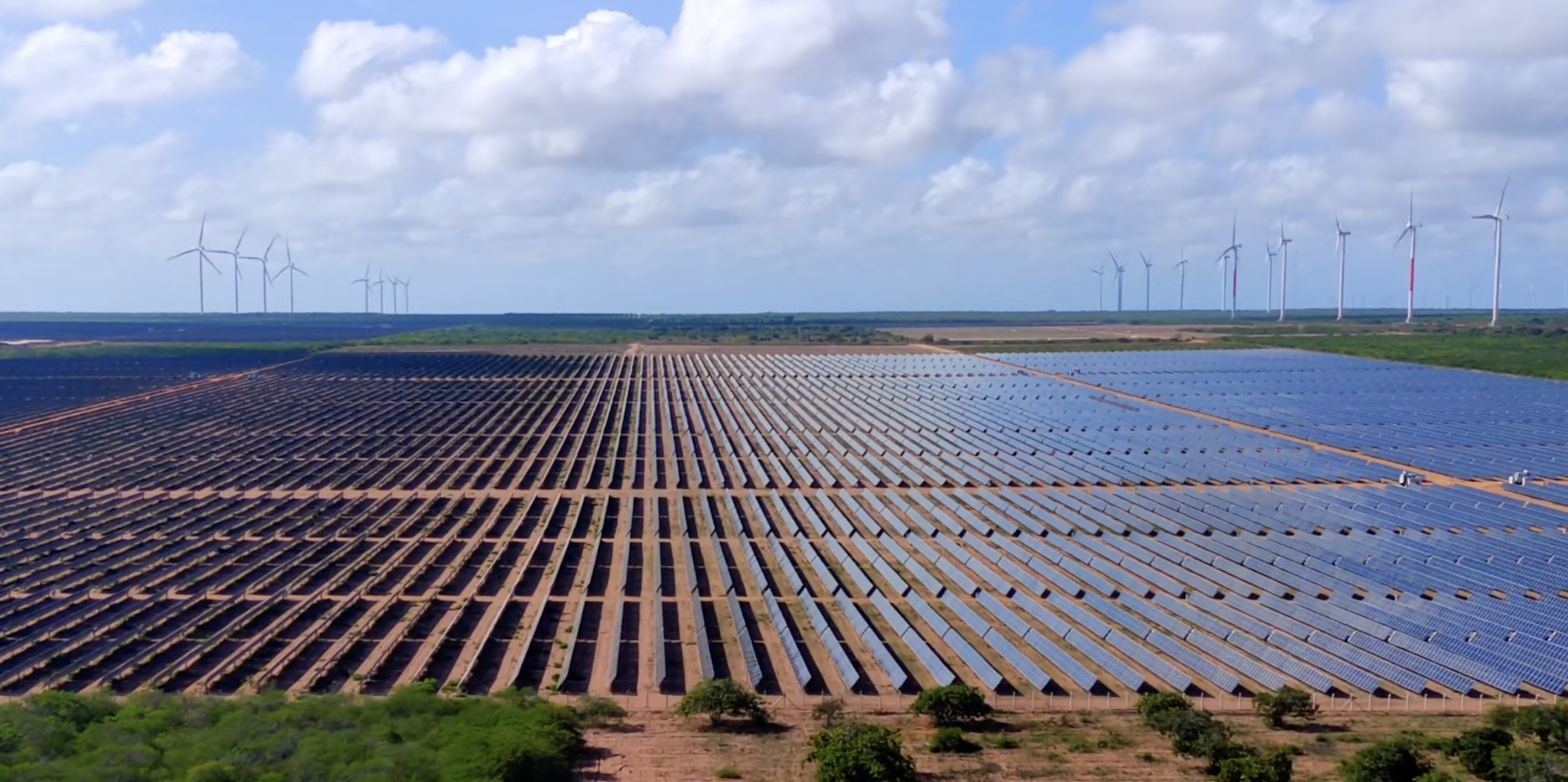 Veja como o Brasil se tornou um dos dez maiores geradores solares do mundo. Na imagem: Usina solar fotovoltaica Serra do Mel da Voltalia, com turbinas eólicas ao fundo (Foto: Divulgação)