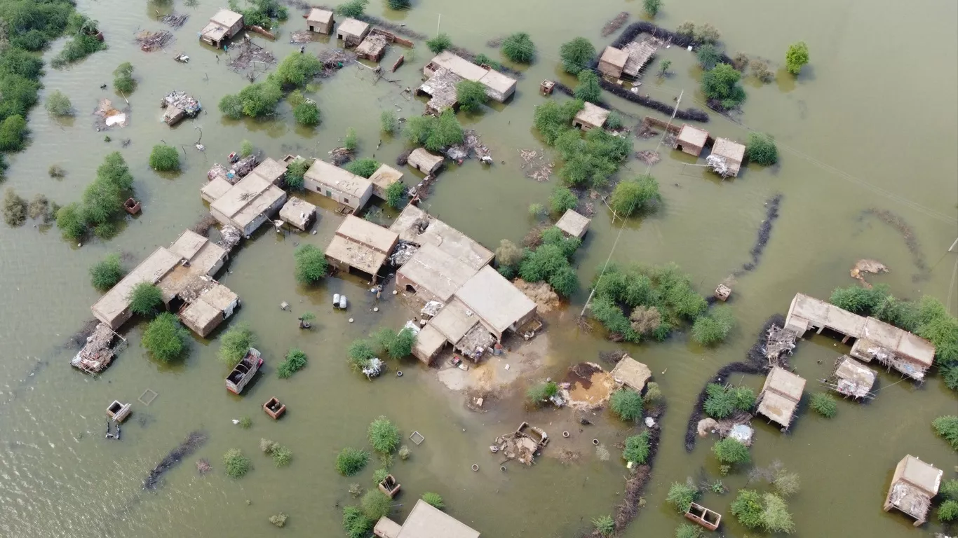 Um Plano Marshall para a emergência climática: enfrentando os desafios do nosso tempo. Na imagem: Vista aérea de inundação na cidade de Dera Allah Yar após fortes chuvas, no Baluchistão, uma das quatro províncias do Paquistão (Foto: Fida Hussain/Metsul Meteorologia)