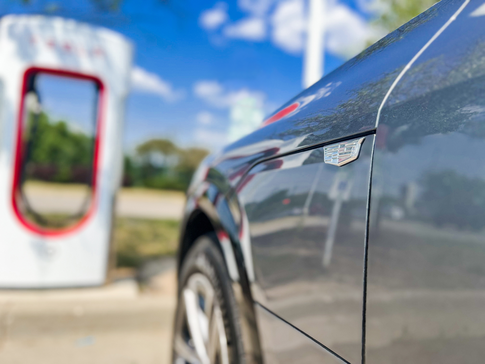 GM adota padrão de carregamento de veículos elétricos da Tesla. Cadillac, da GM, em frente a um 'supercarregador' da Tesla. Na imagem: Cadillac, da GM, em frente a um 'supercarregador' da Tesla (Foto: Divulgação)