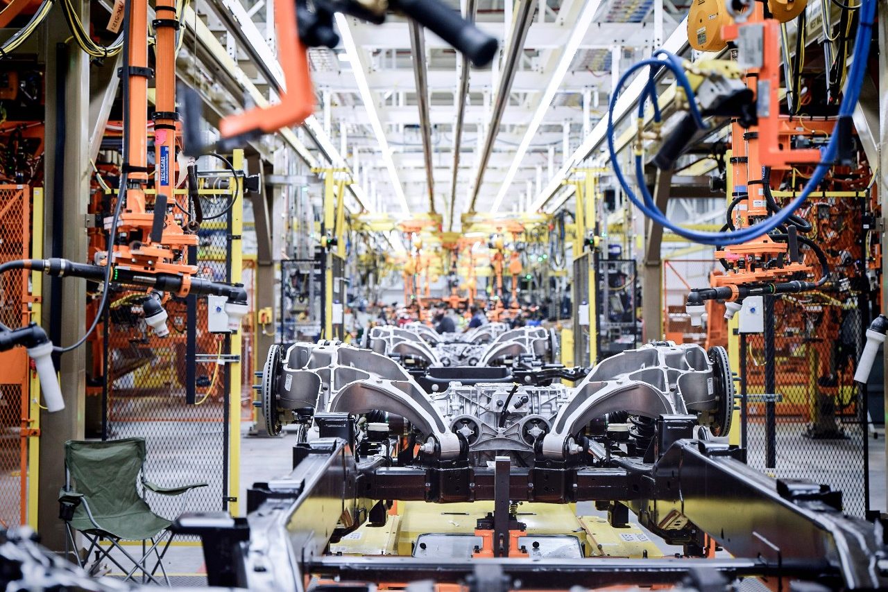 Ford em joint venture com a SK On vai receber US$ 9,2 bilhões dos EUA para fabricar baterias. Na imagem: Linha de produção em fábrica de carros elétricos da Ford nos EUA (Foto: Divulgação)