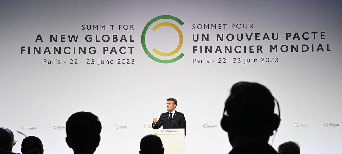 Paris, dia 1: sem reforma financeira, não há solução climática. Na imagem: O presidente francês Emmanuel Macron discursa na Cúpula para um Novo Pacto Financeiro Global em Paris, França (Foto: Nações Unidas/Cyril Bailleul)