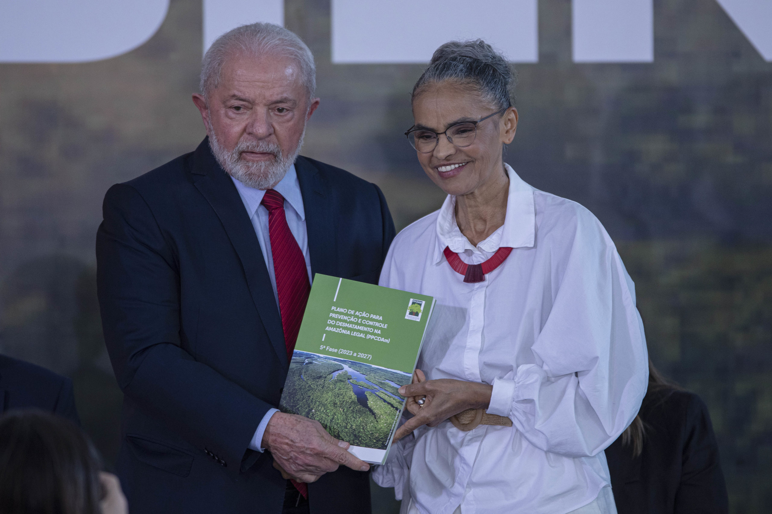 Governo retoma plano de controle do desmatamento na Amazônia. Na imagem: O presidente Lula e a ministra do Meio Ambiente, Marina Silva, na cerimônia do Dia Mundial do Meio Ambiente, em Brasília em 5/6/23 (Foto: Joédson Alves/Agência Brasil)