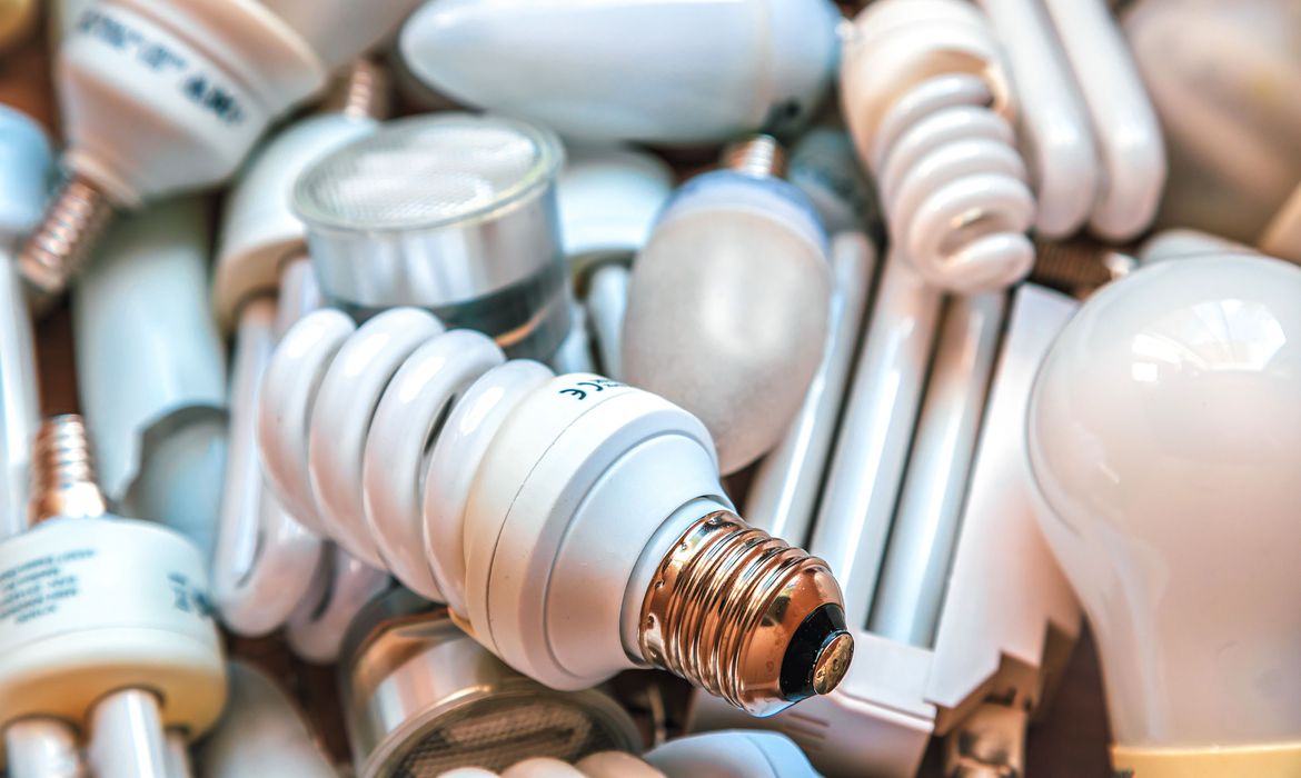 Brasil quer eliminar lâmpadas com mercúrio até 2025. Na imagem: Lâmpadas fluorescentes, que contêm mercúrio na composição, um metal altamente tóxico (Foto: analogicus/Pixabay)