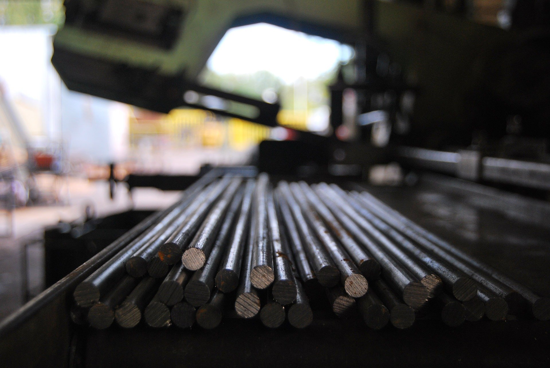 Brasil pode exportar hidrogênio verde na forma de aço. Produção de barras cilíndricas de aço em instalações de siderúrgica (Foto: Public Domain Pictures/Pixabay)