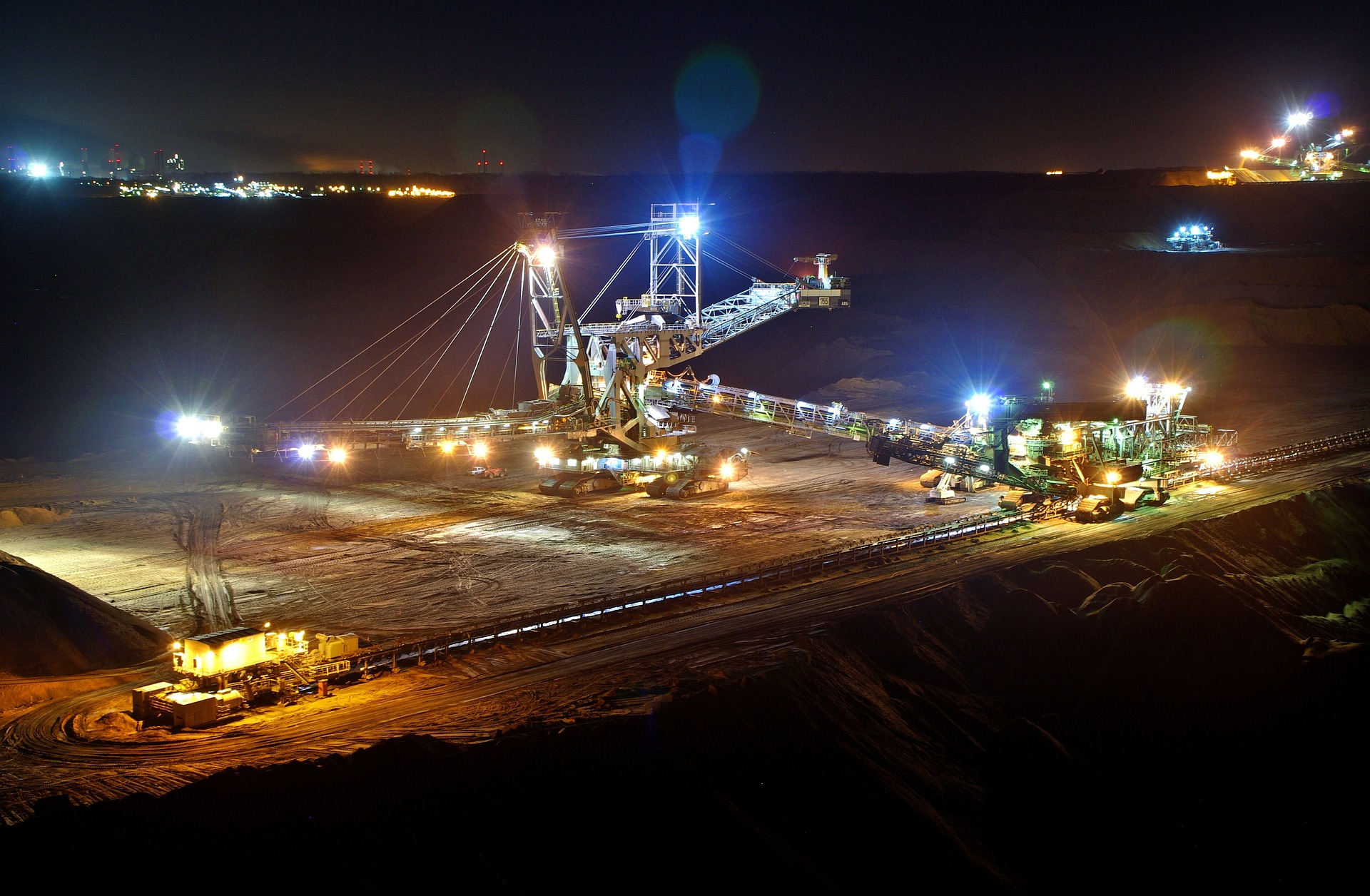 Alemanha, França e Itália cooperarão no fornecimento de matérias-primas críticas para transição energética. Na imagem: Máquinas em operação em área de mineração a céu aberto (Foto: Chris Wiedenhoff/Pixabay)